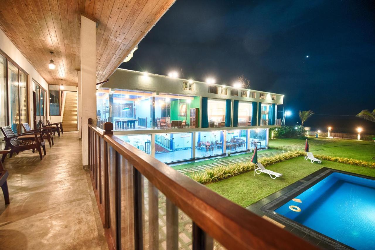 Hotel Calypso Sunset Iranawila Esterno foto